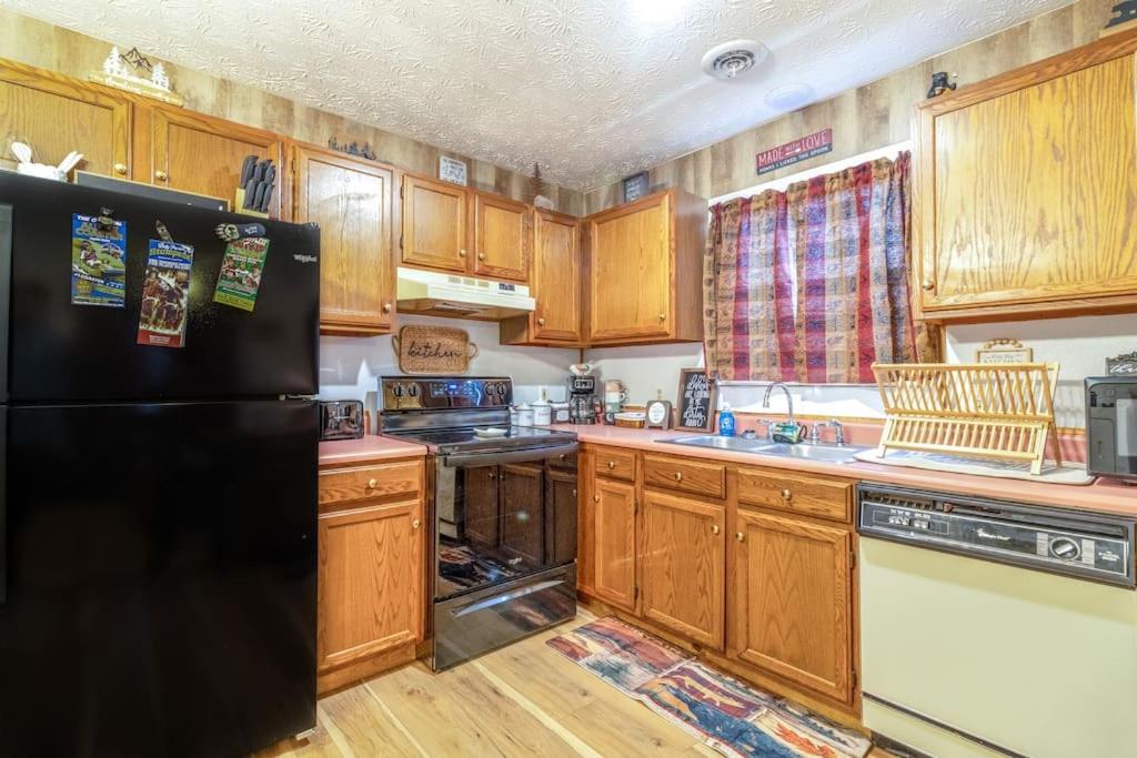 King Bed Pet friendly Smart lock Pigeon Forge