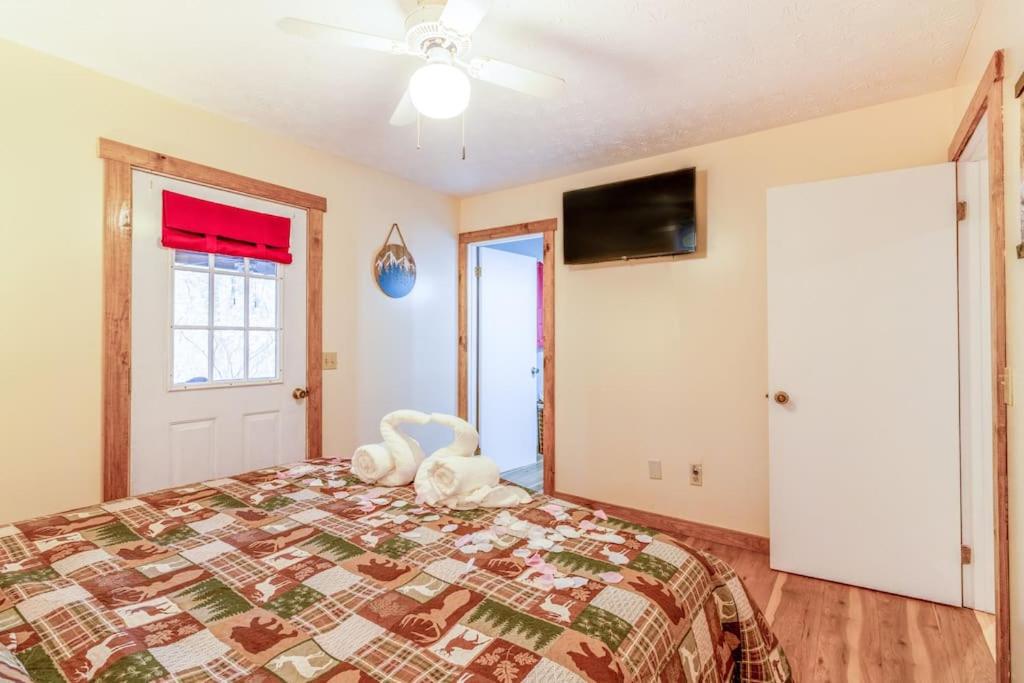 King Bed Pet friendly Smart lock Pigeon Forge