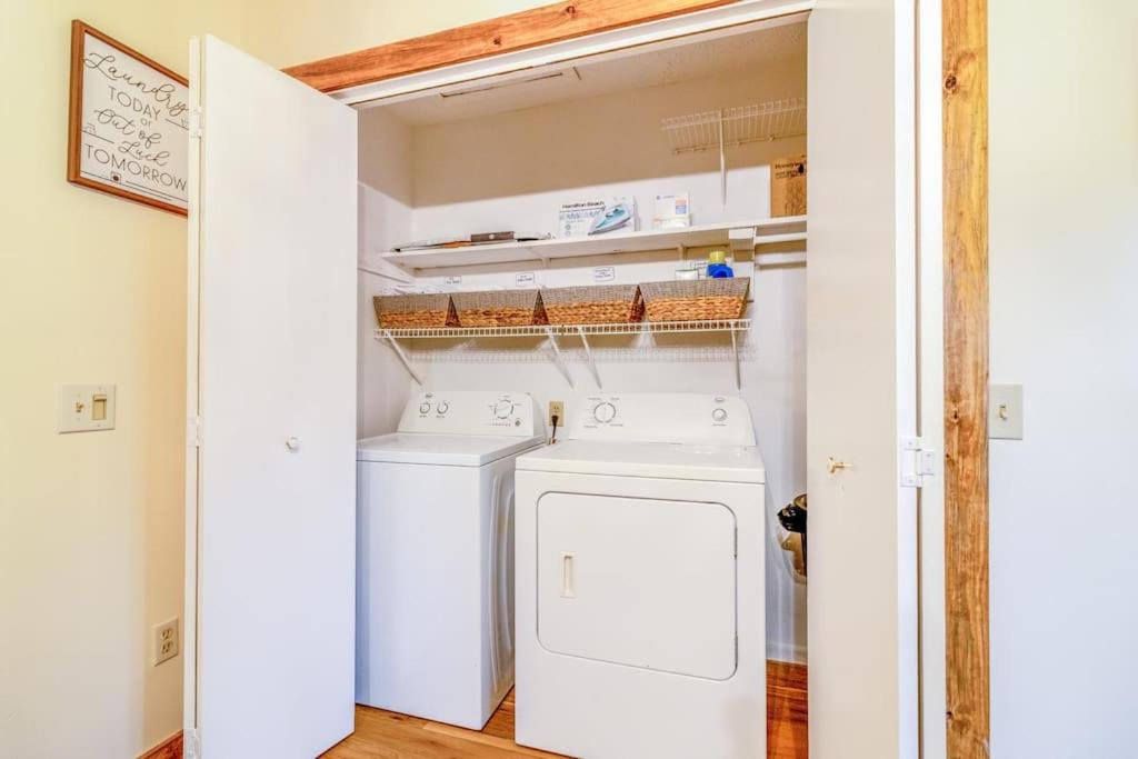 King Bed Pet friendly Smart lock Pigeon Forge