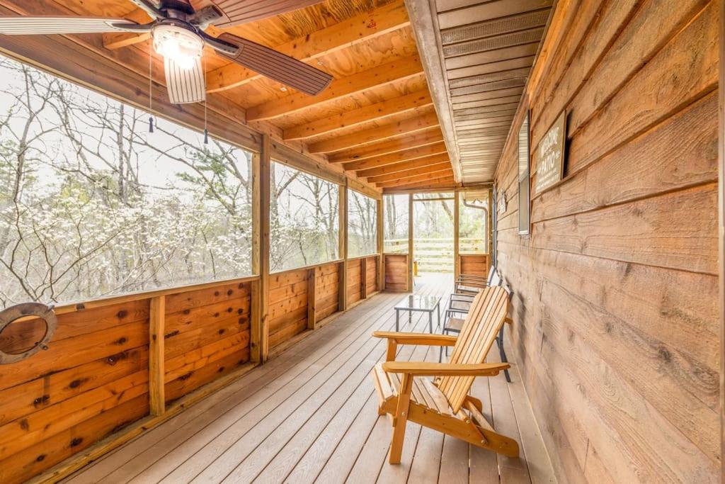King Bed Pet friendly Smart lock Pigeon Forge