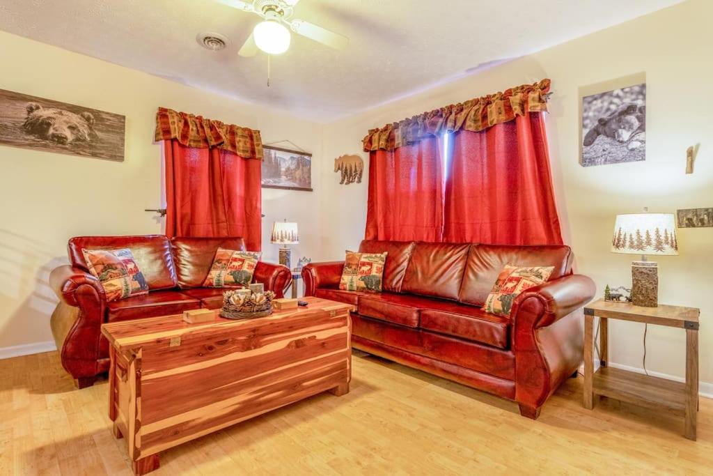 King Bed Pet friendly Smart lock Pigeon Forge