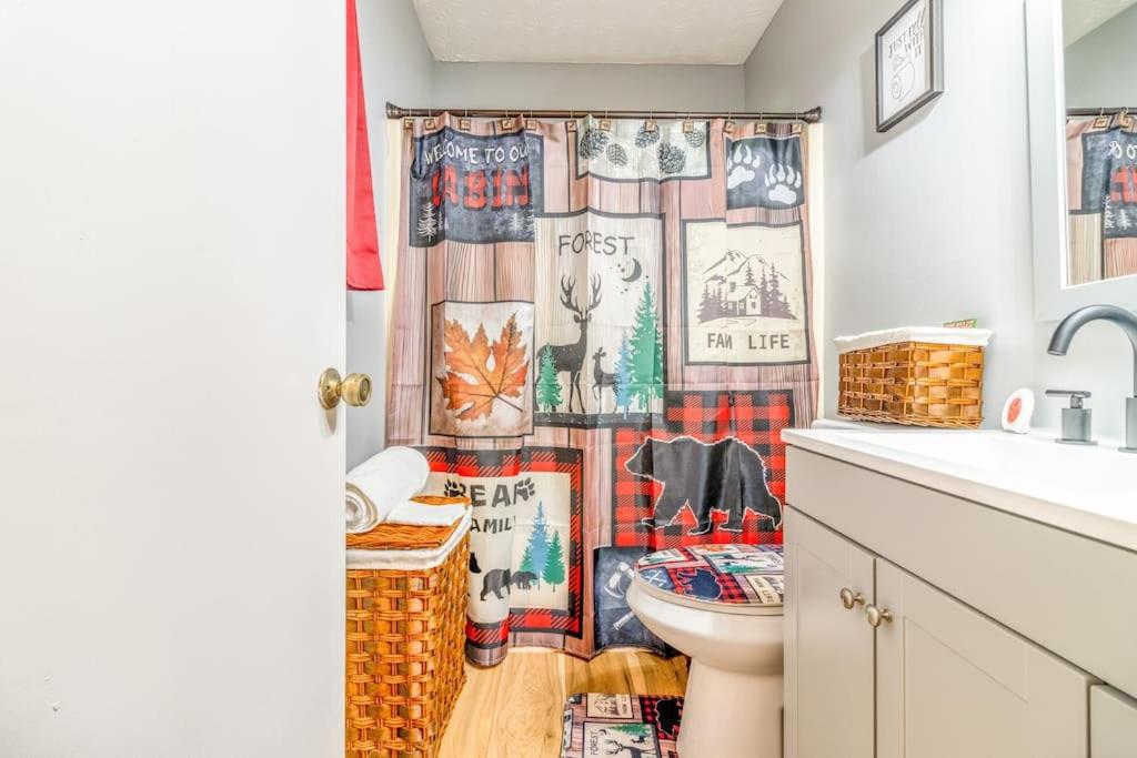 King Bed Pet friendly Smart lock Pigeon Forge