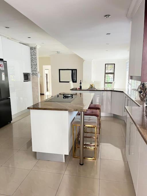 Cozy home with a pool in a leafy suburb of Lonehill, wake up to the sound of trees & birds!! view 5