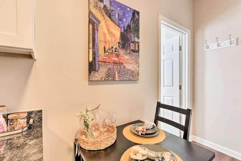 Modern, Newly Renovated, Quaint 1 Bedroom Loft view 3