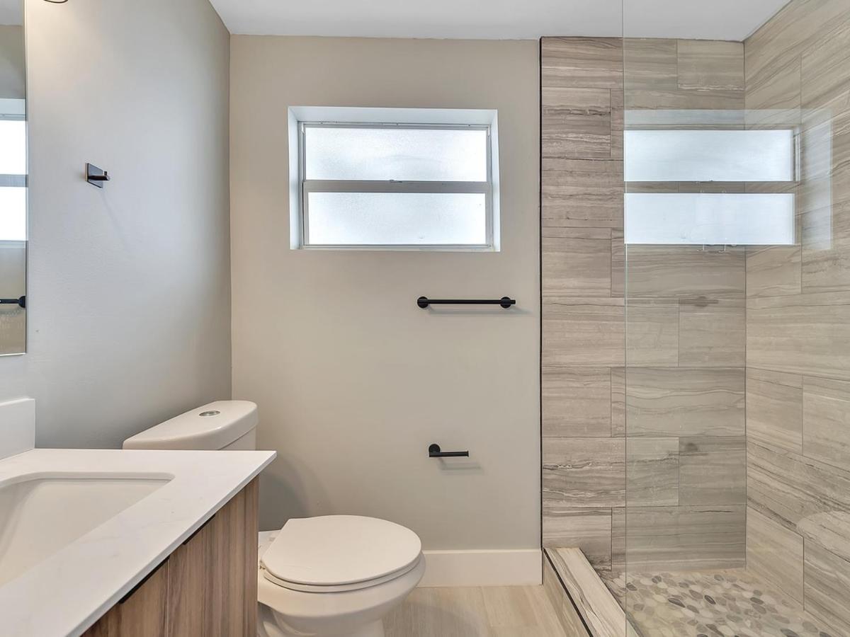 The Shell on Walnut Studio with Bath Hollywood Beach Free Parking