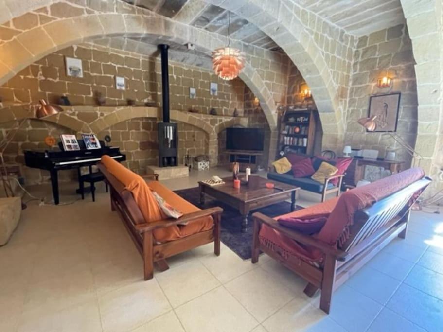 Dar Dragun: luxury 3BR bright spacious house & pool