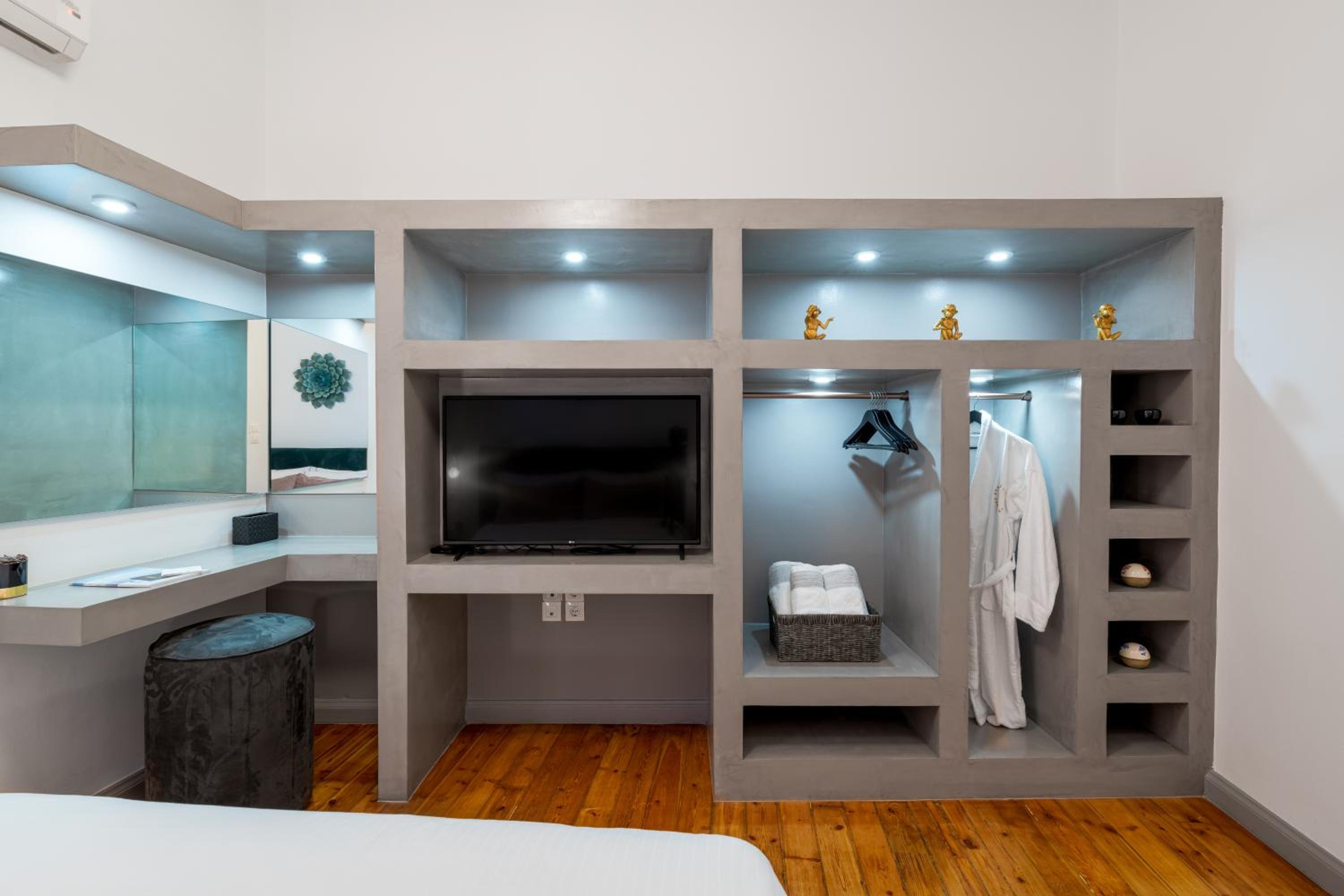 2 Mazi Suites