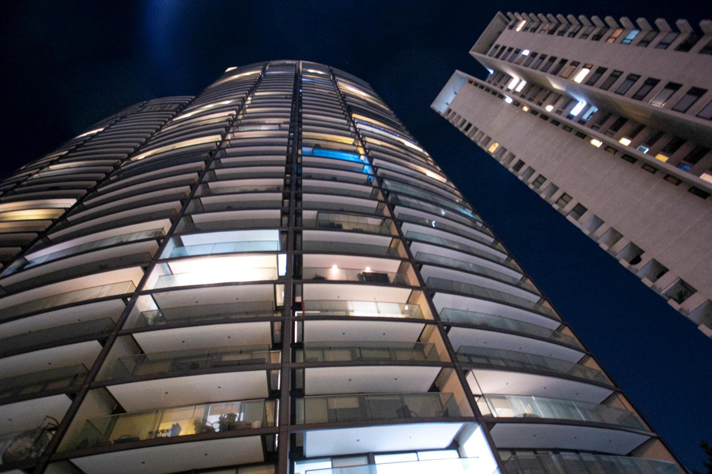 Departamento de lujo en suite, en el piso 38, Las Condes, costado de parques y malls