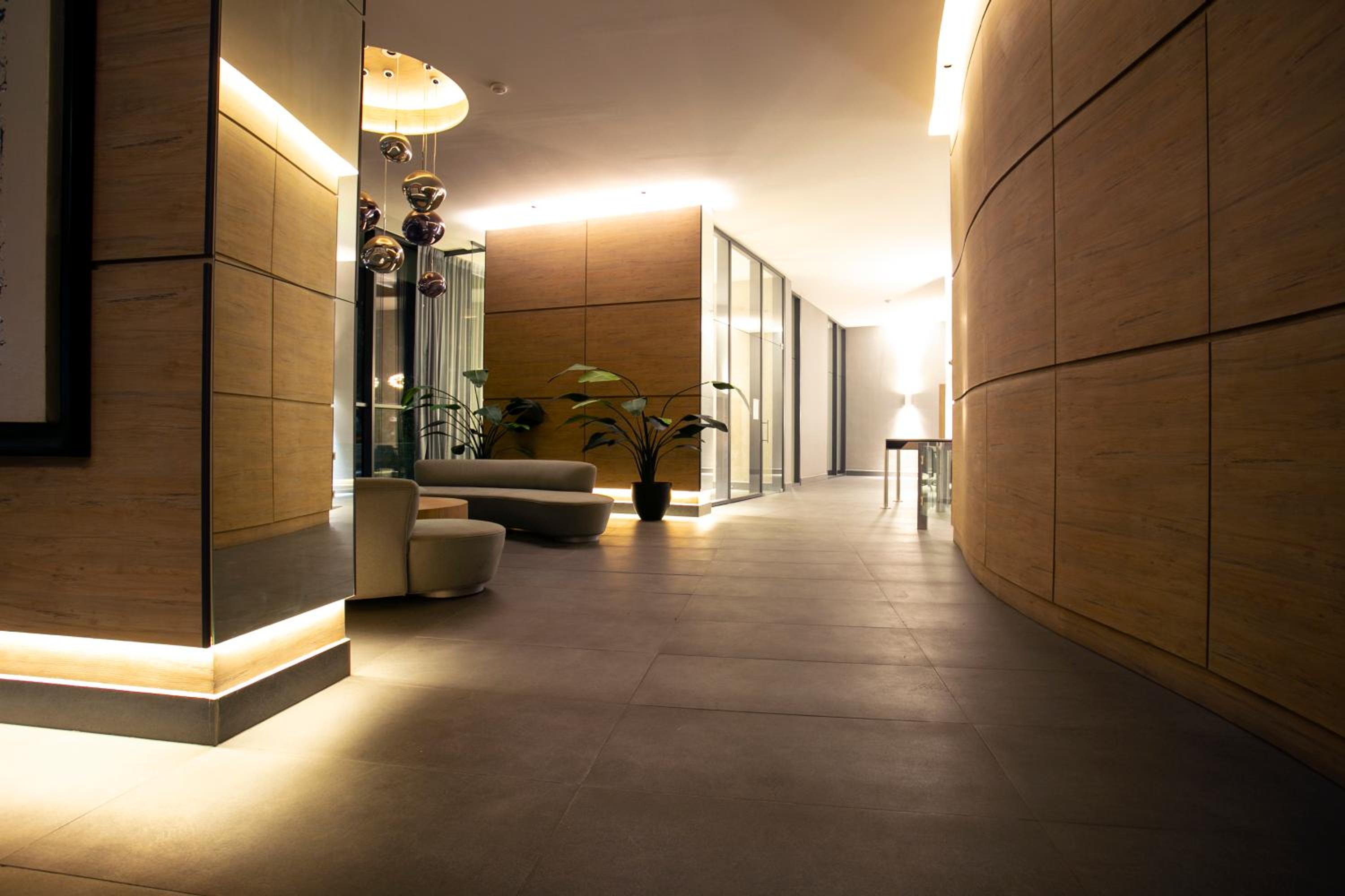Departamento de lujo en suite, en el piso 38, Las Condes, costado de parques y malls