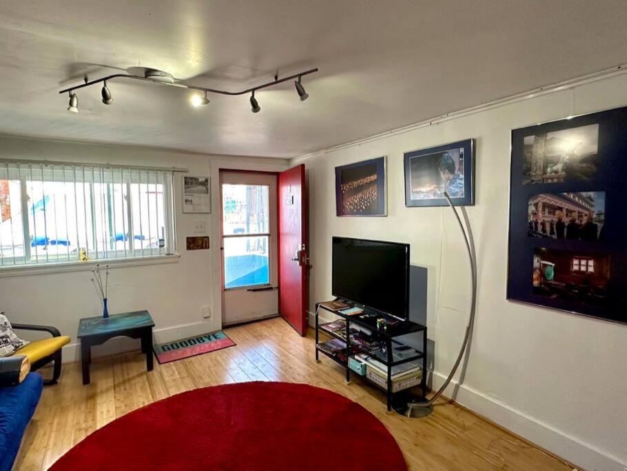 Unique Artsy 2 Bdrm Apt 1.5 mi from Downtown view 4