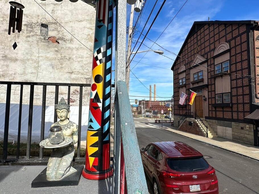 Unique Artsy 2 Bdrm Apt 1.5 mi from Downtown view 2