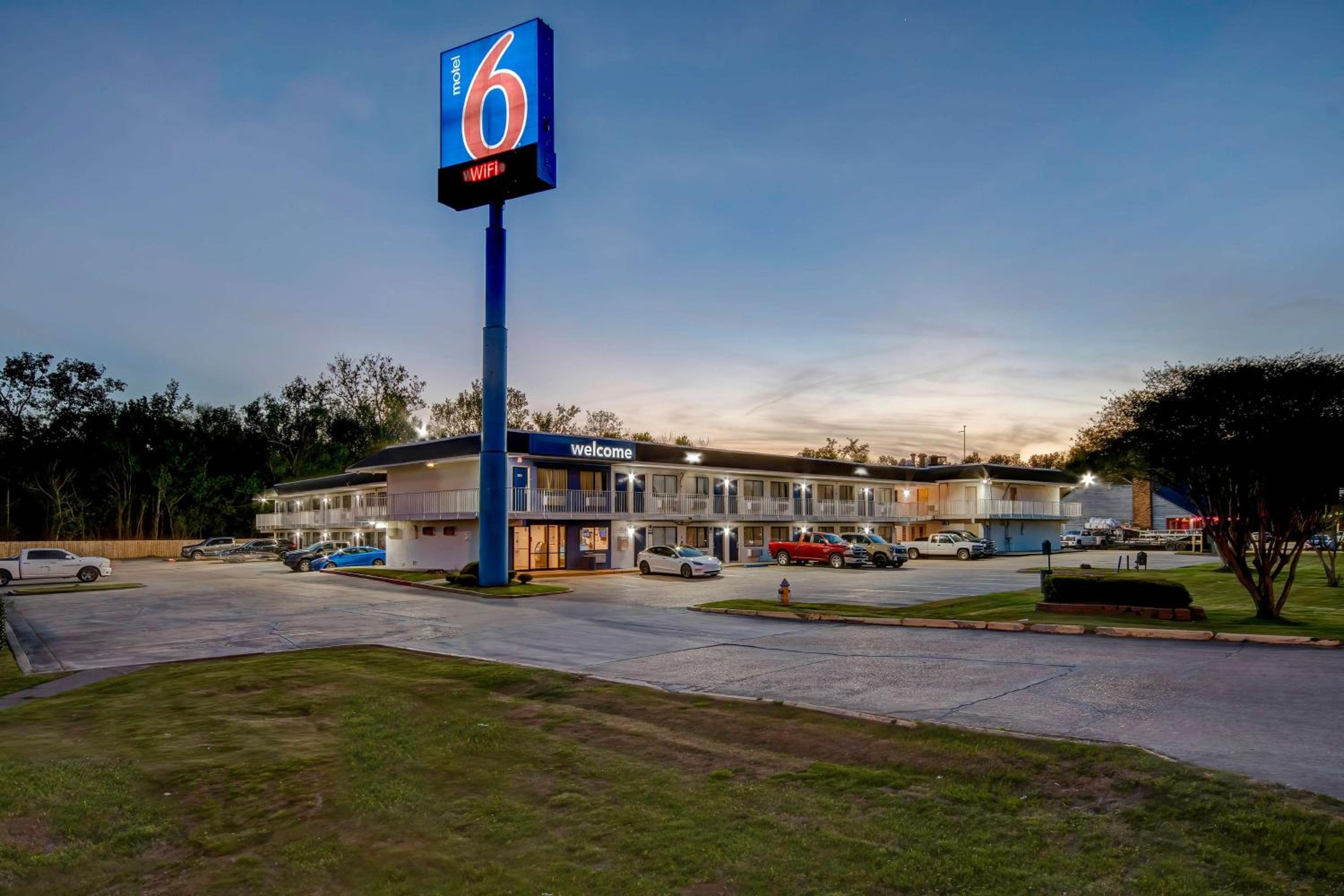 Hotel Motel 6-Port Allen, LA - Baton Rouge - Image 1