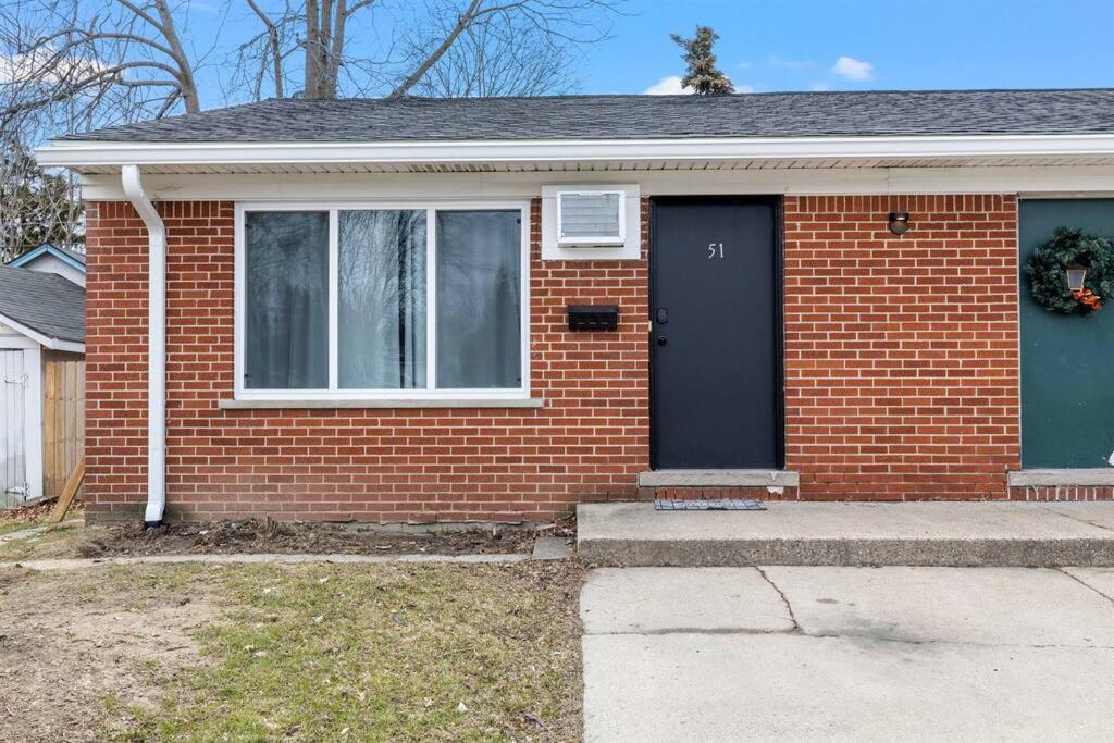 Quiet & Cozy End Unit Near Downtown Mount Clemens view 2