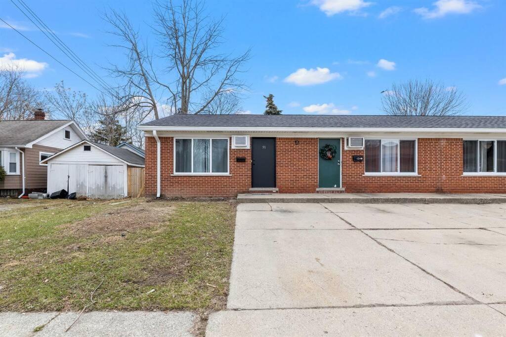 Quiet & Cozy End Unit Near Downtown Mount Clemens view 3