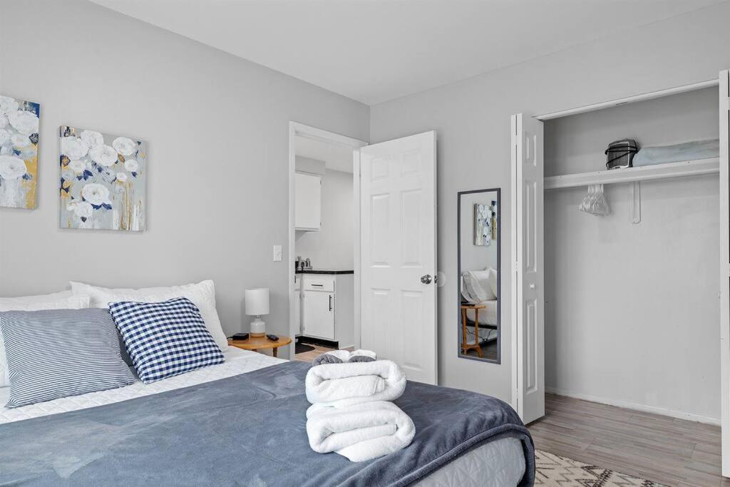 Quiet & Cozy End Unit Near Downtown Mount Clemens view 4