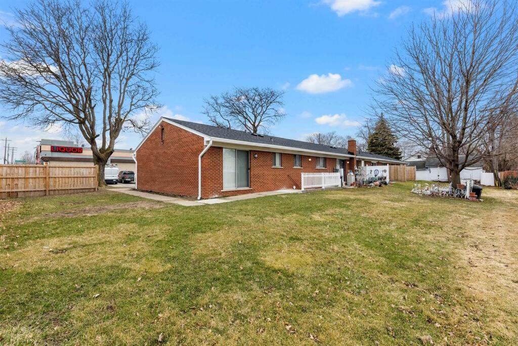 Quiet & Cozy End Unit Near Downtown Mount Clemens view 5