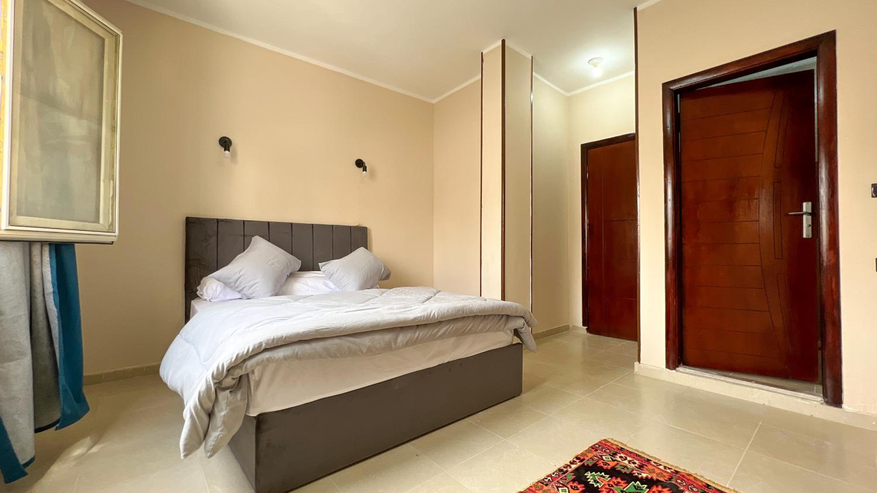 Pyramids Road Guest House