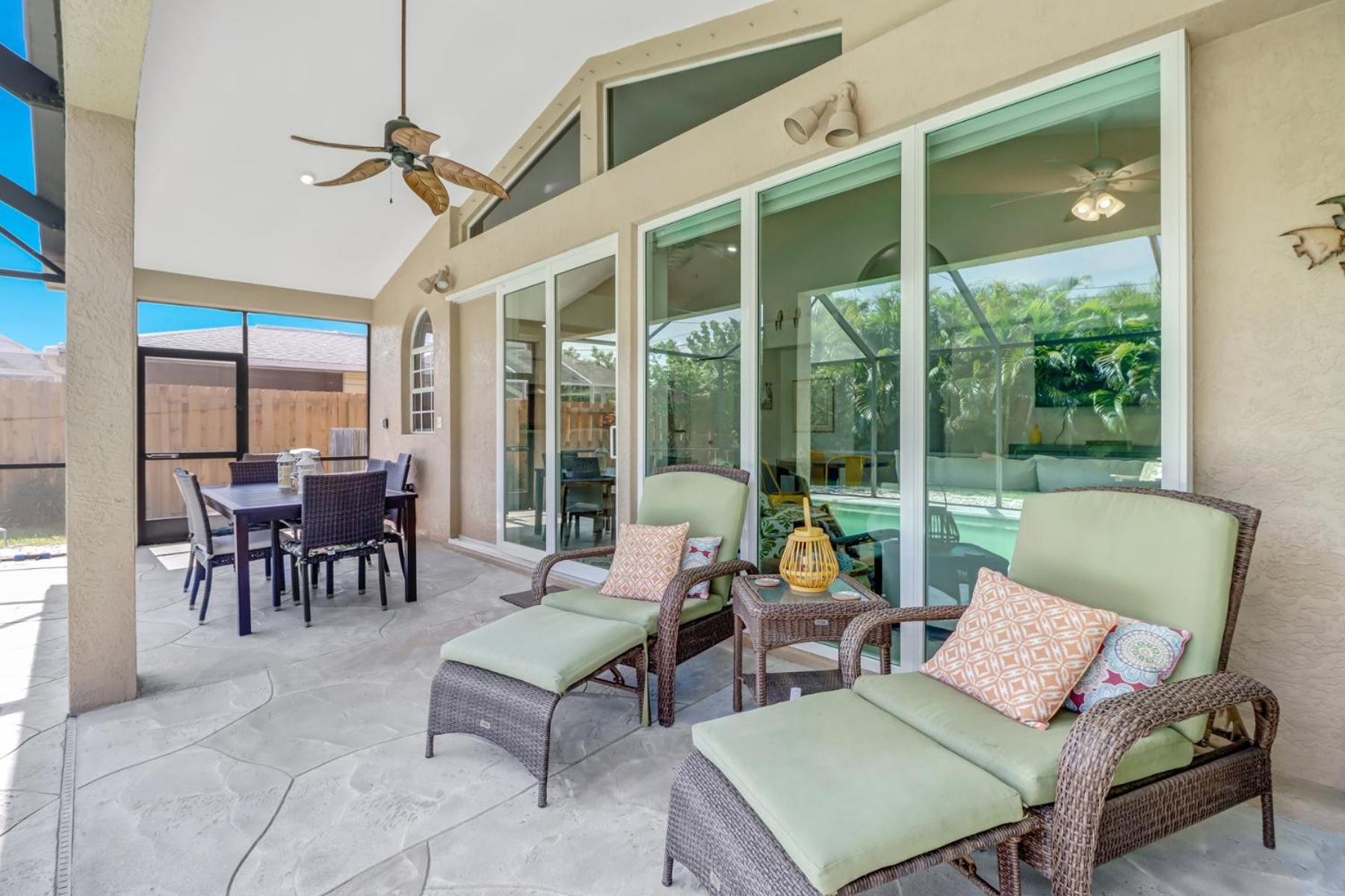 Cozy Beach House - 5 minutes from Vanderbilt Beach