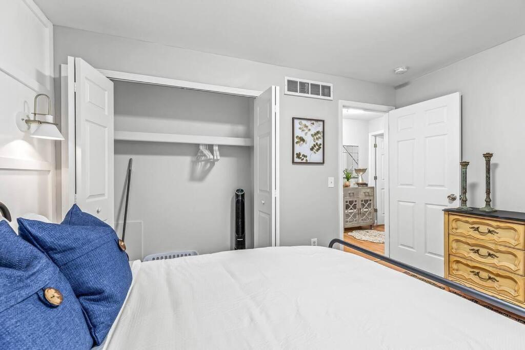 Cozy 2BR Condo in Great Location - King Bed view 3