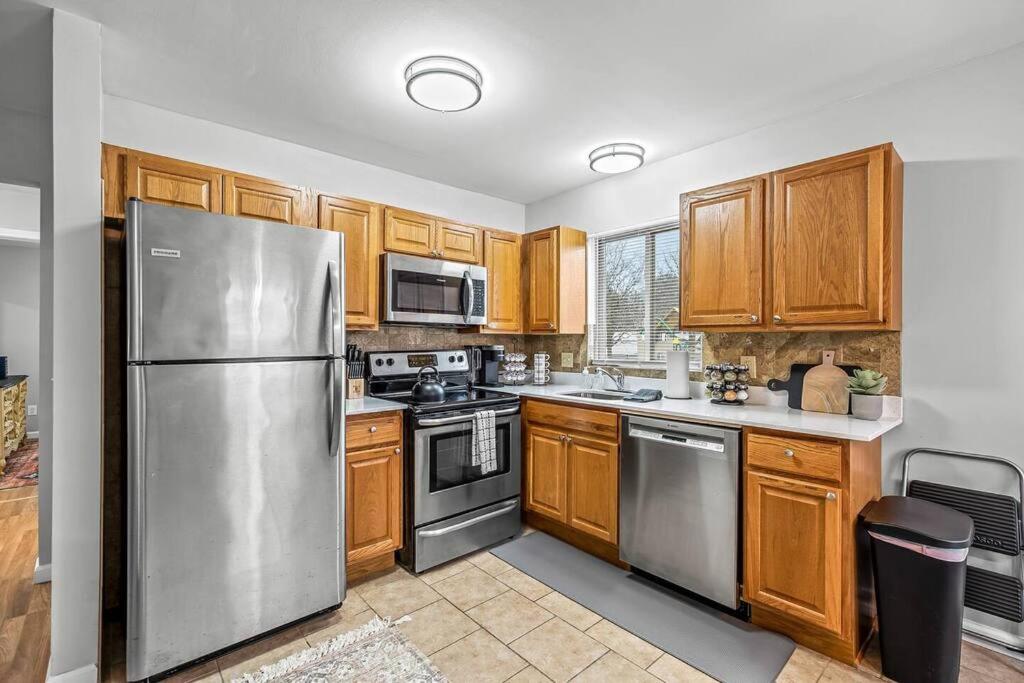 Cozy 2BR Condo in Great Location - King Bed view 4