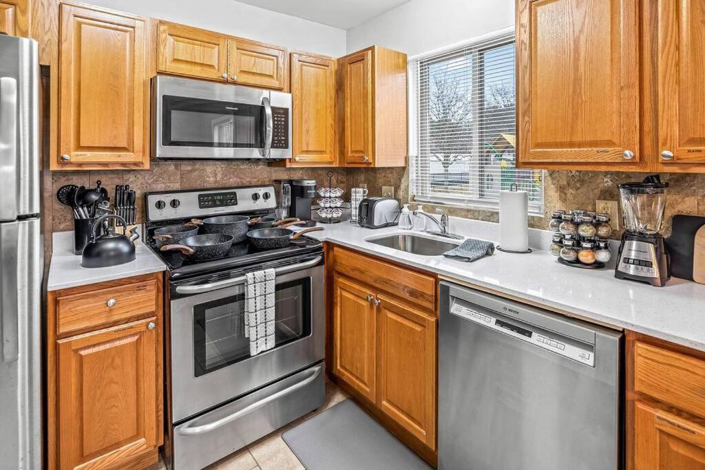 Cozy 2BR Condo in Great Location - King Bed view 5