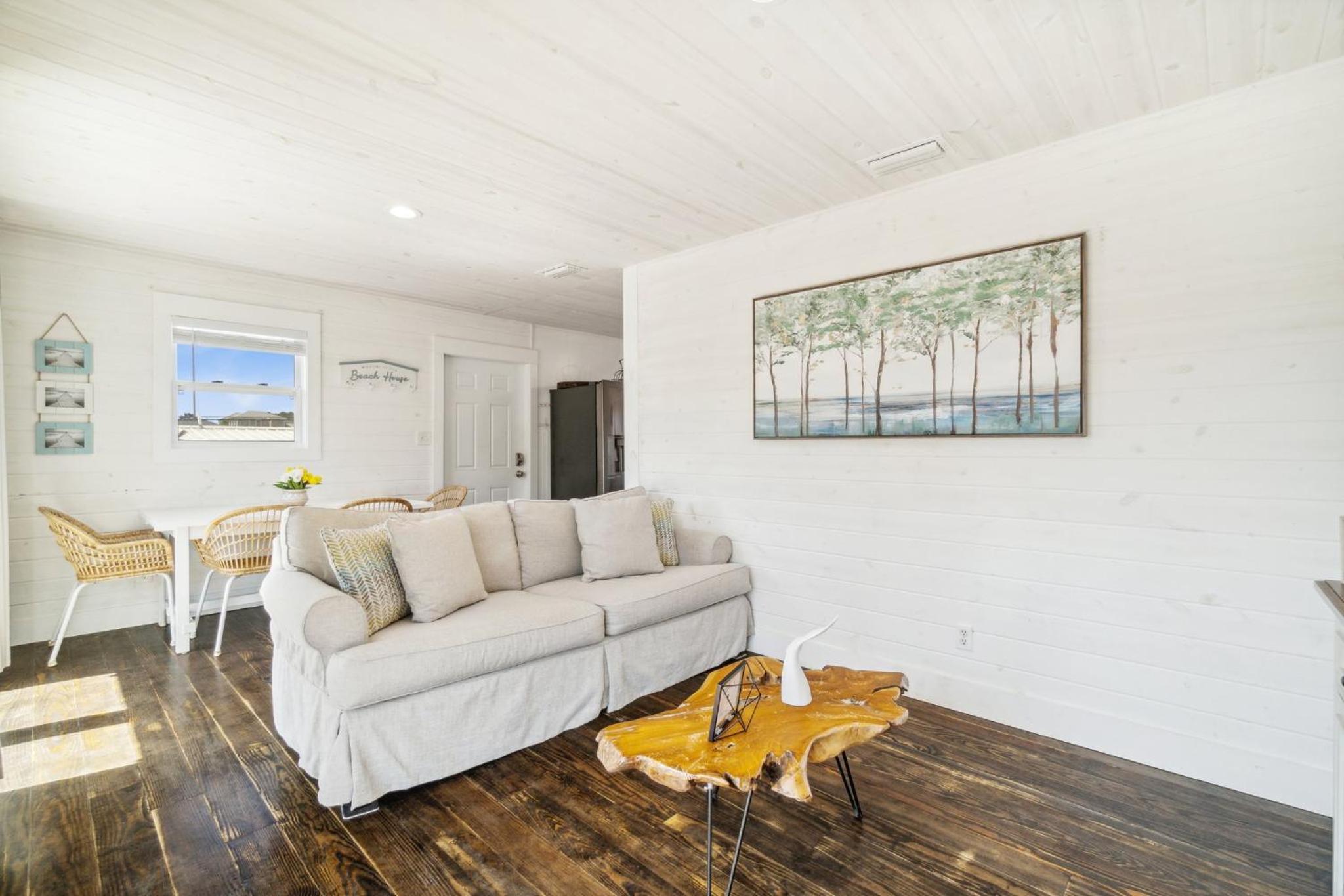 Newly Renovated 2 Bedroom Beach House Free Parking view 5