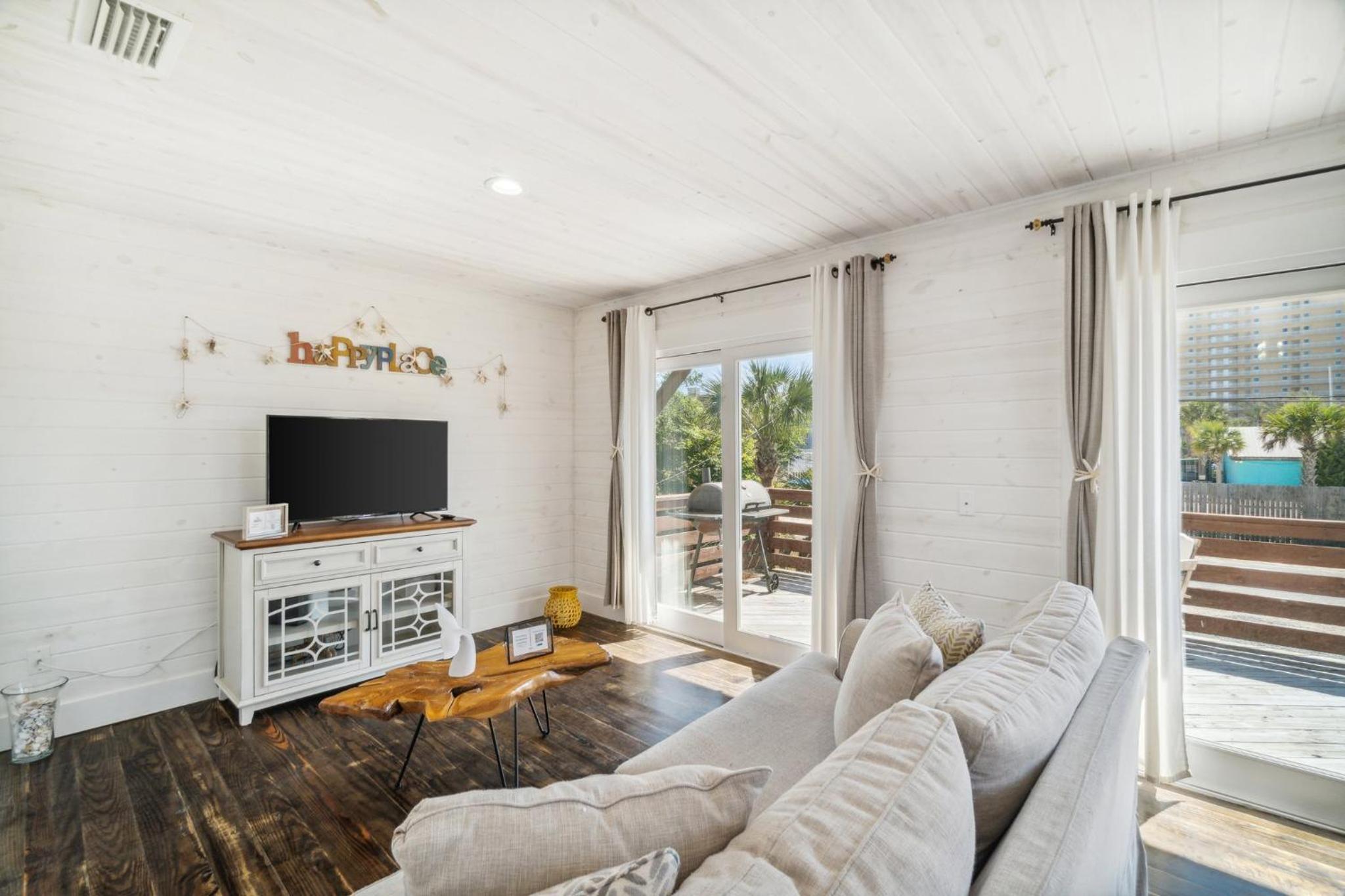 Newly Renovated 2 Bedroom Beach House Free Parking view 3