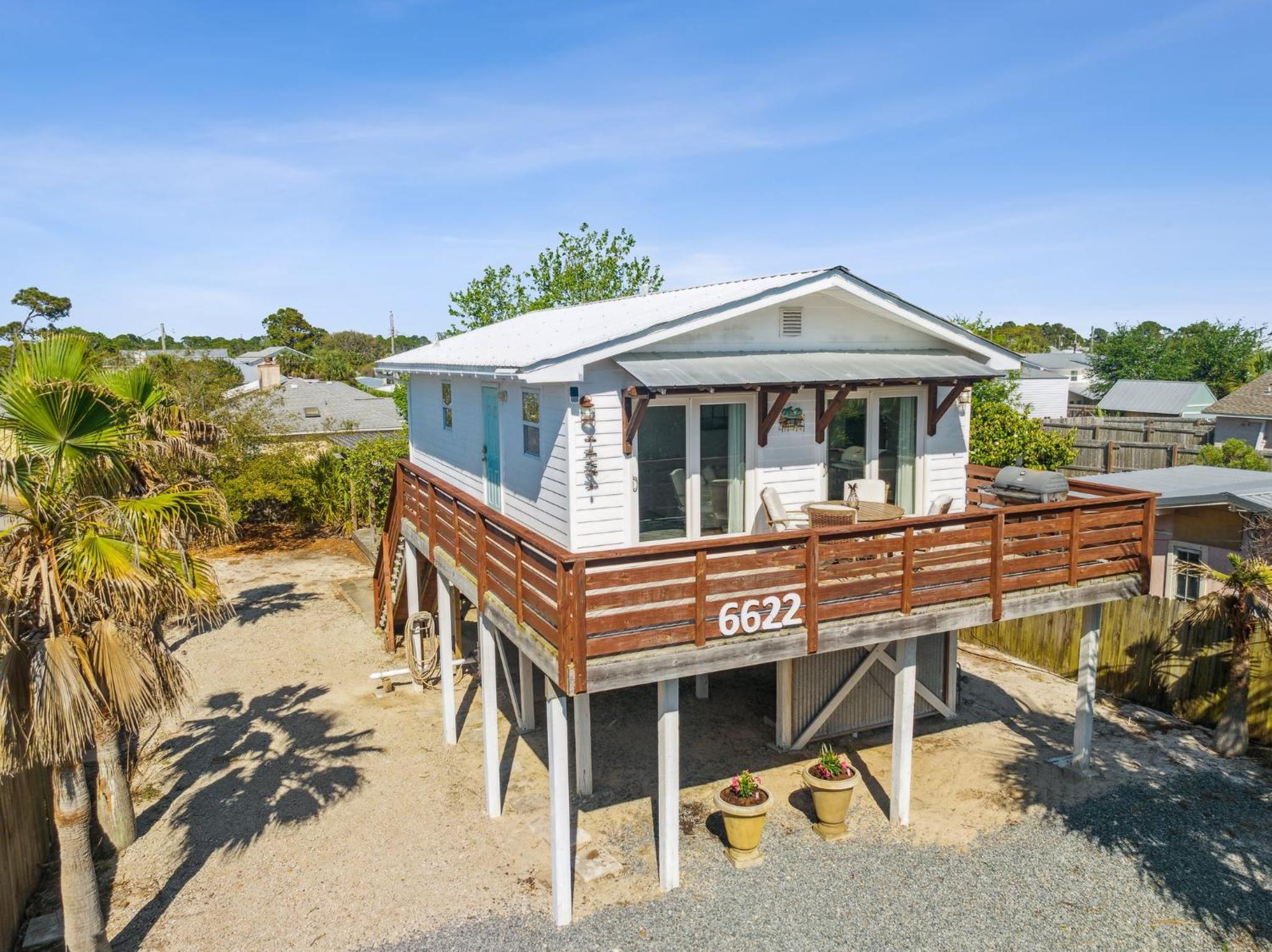 Newly Renovated 2 Bedroom Beach House Free Parking view 2
