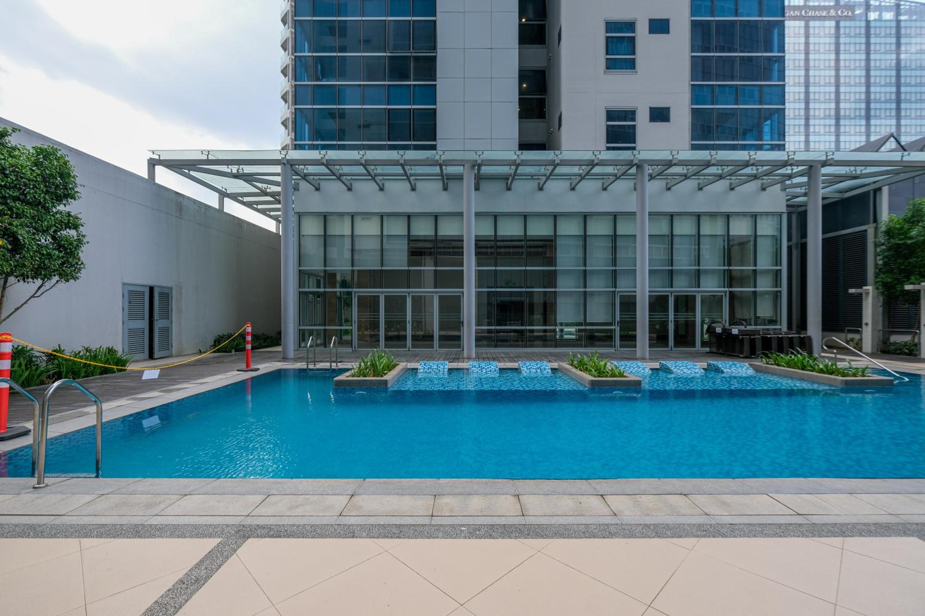 Uptown Parksuites Modern Room