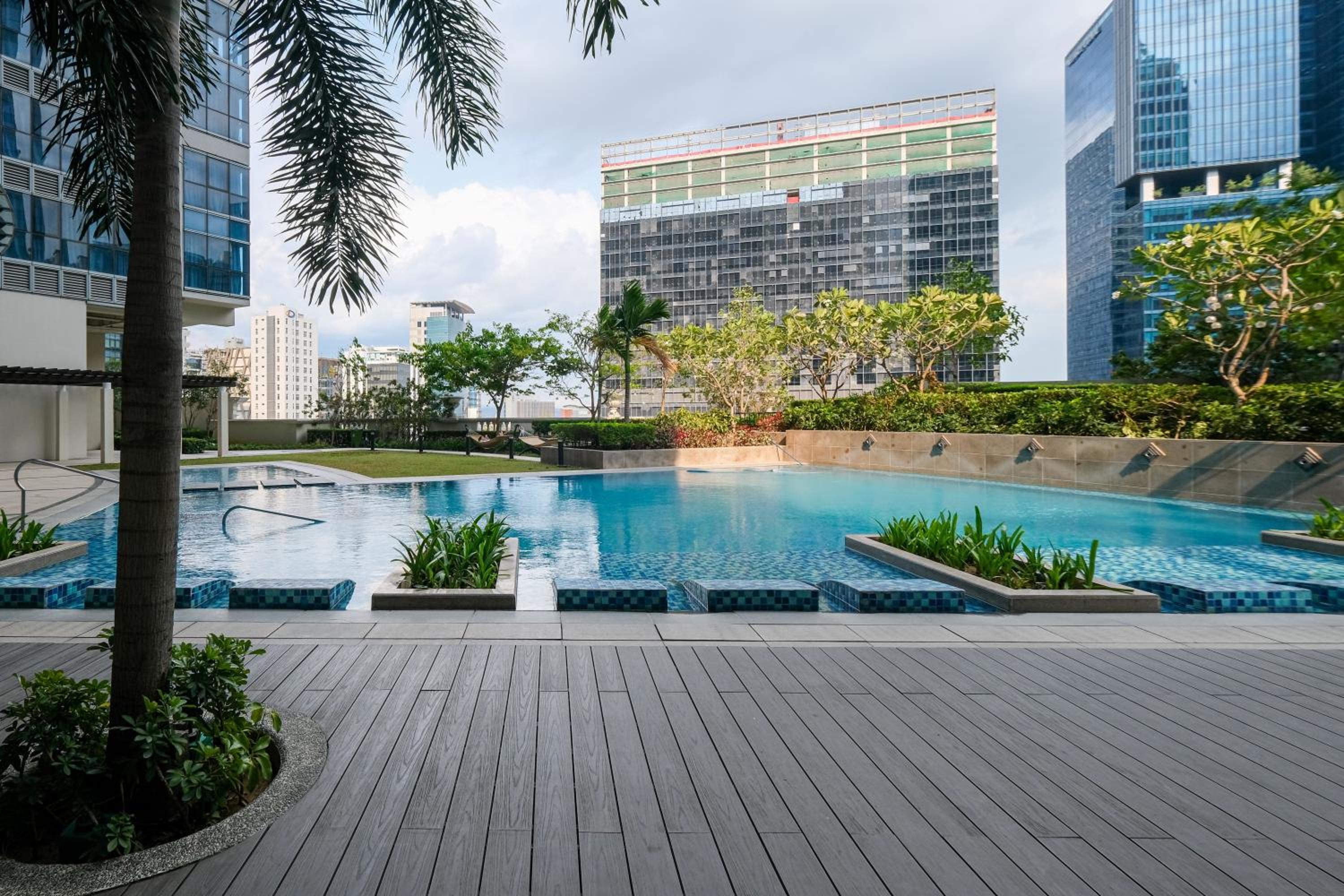 Uptown Parksuites Modern Room