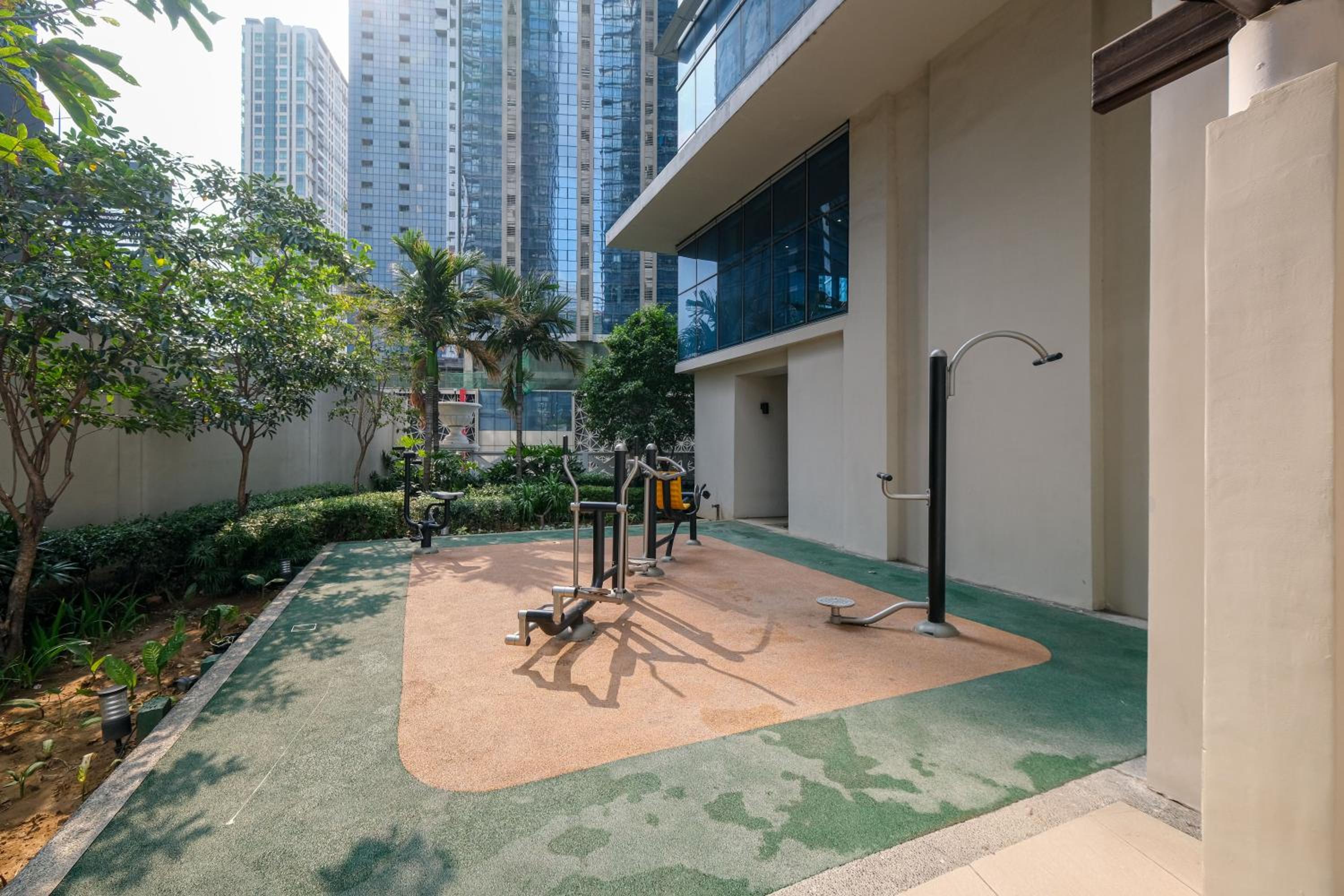Uptown Parksuites Modern Room