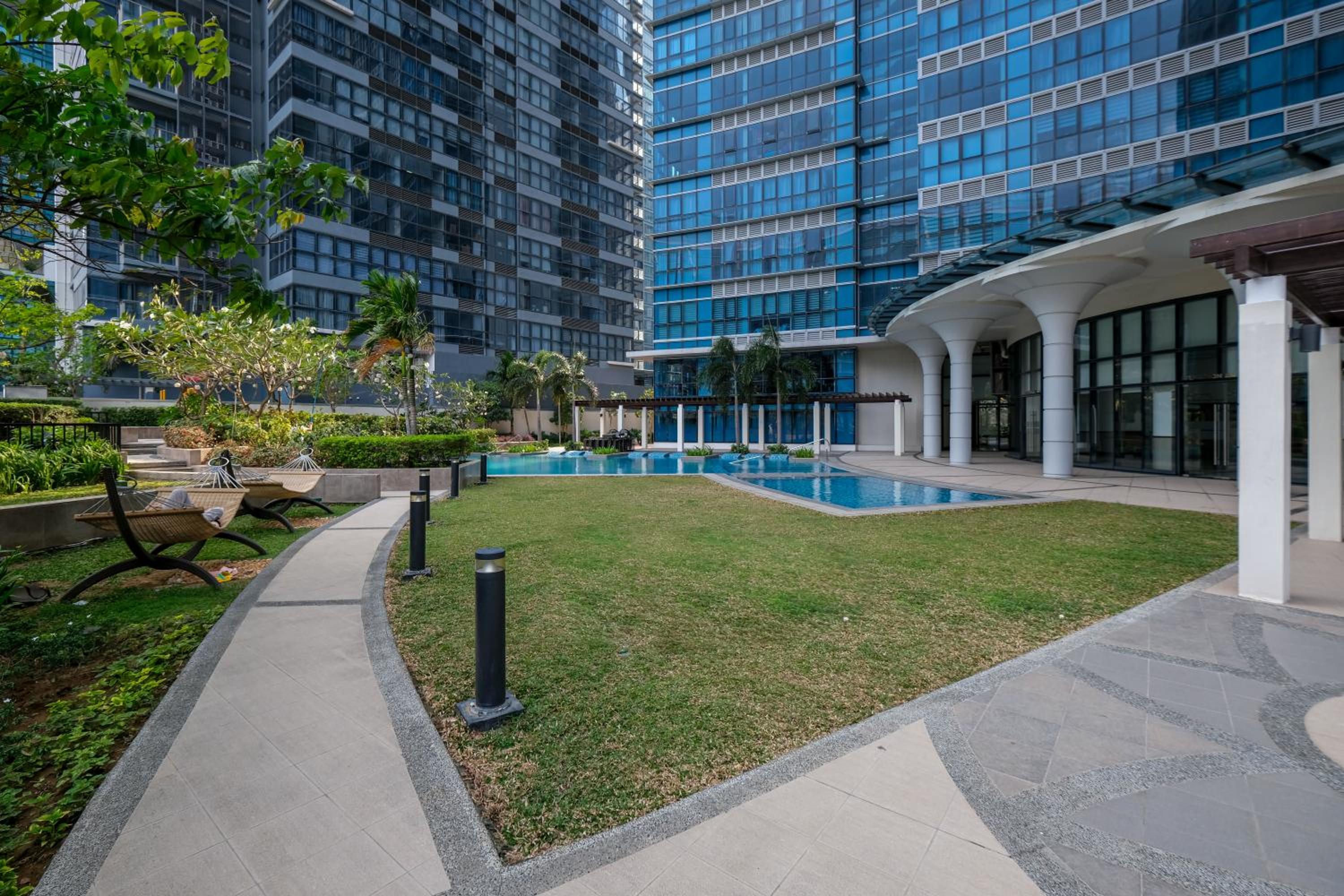 Uptown Parksuites Modern Room