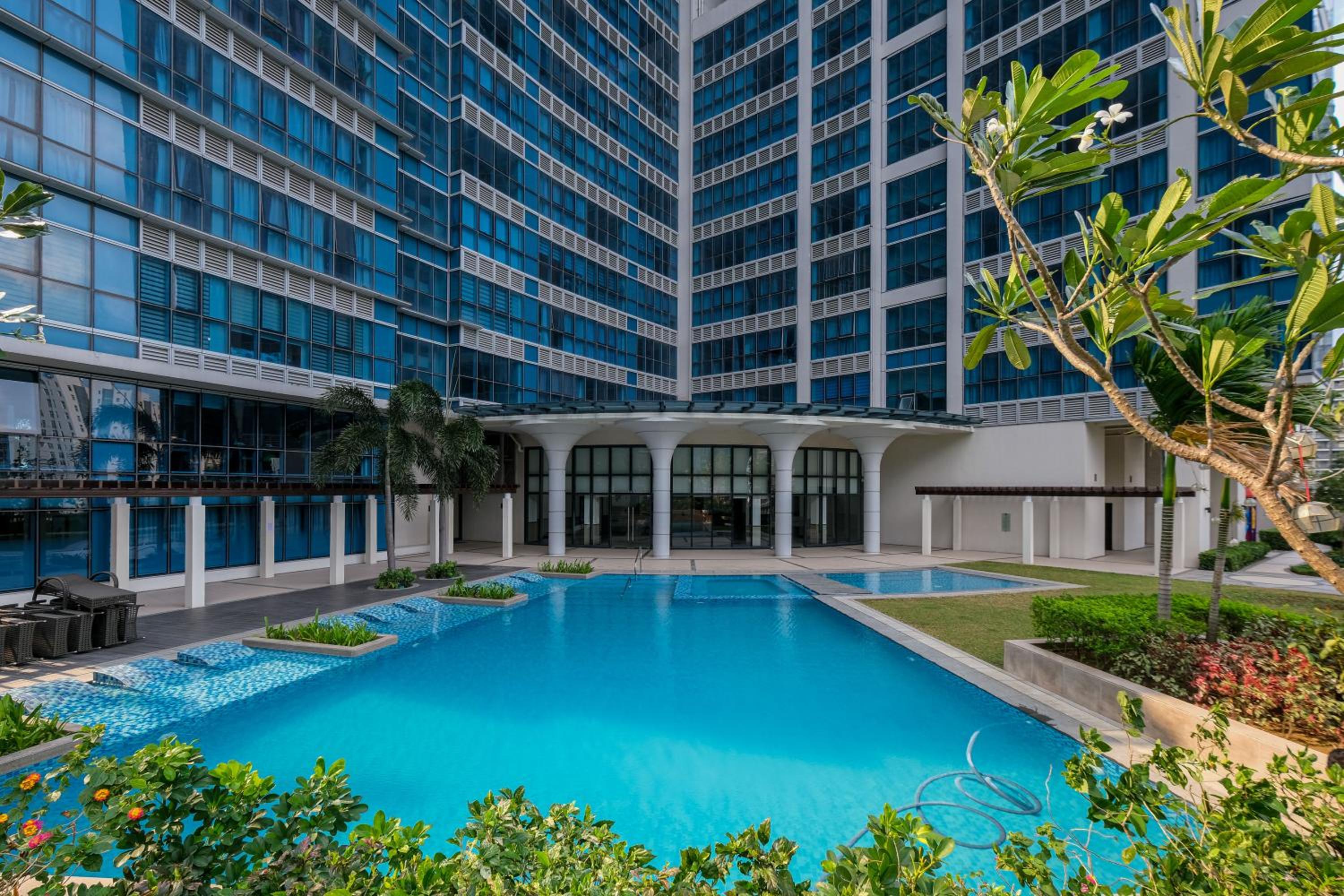 Uptown Parksuites Modern Room