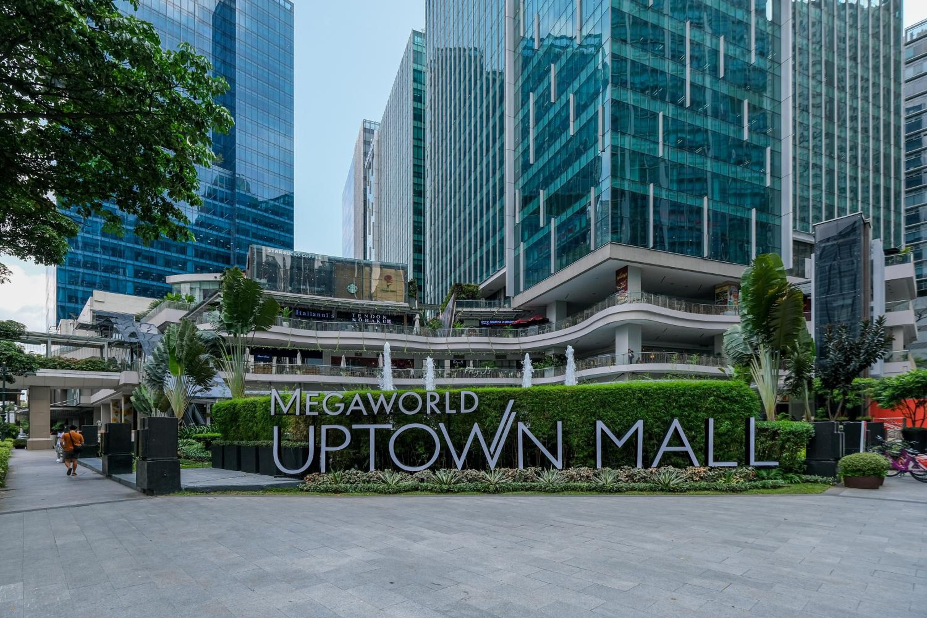 Uptown Parksuites Modern Room