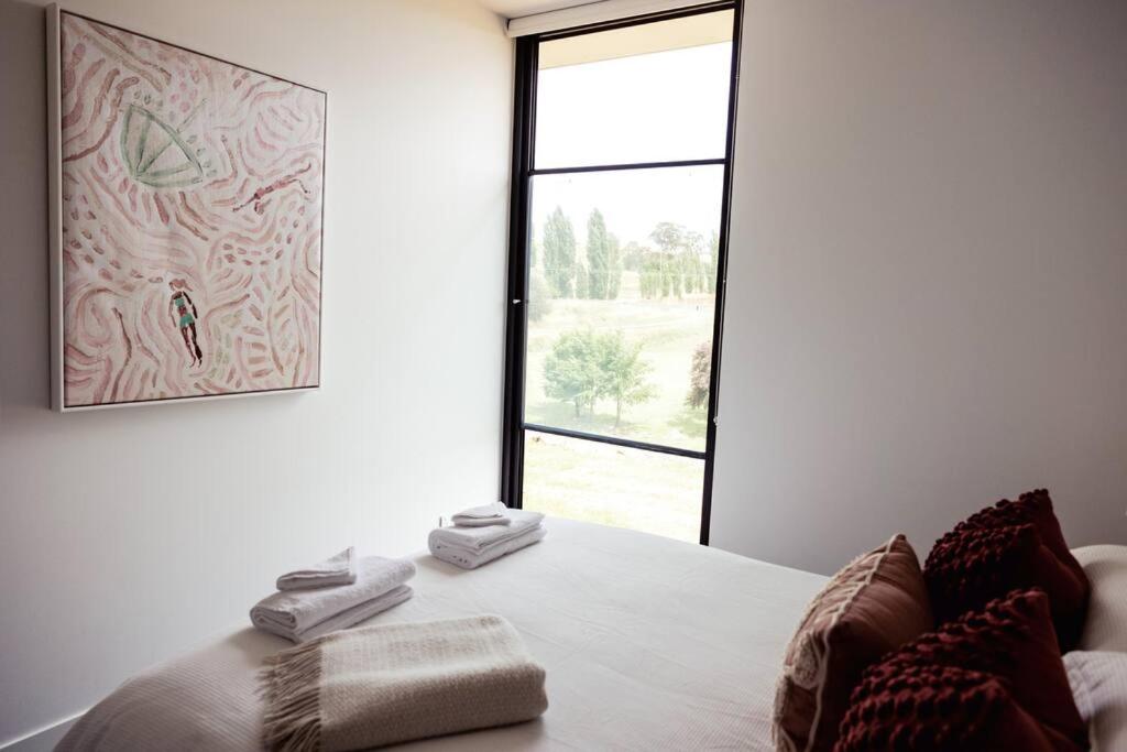 The Horned Cow - award winning luxe semi-rural house 10mins from Orange