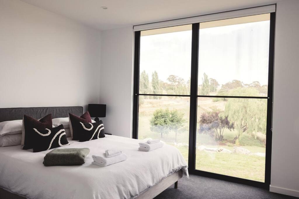 The Horned Cow - award winning luxe semi-rural house 10mins from Orange