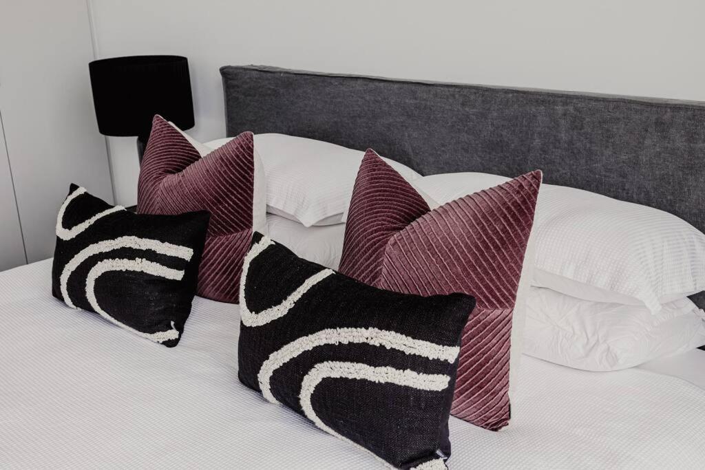 The Horned Cow - award winning luxe semi-rural house 10mins from Orange
