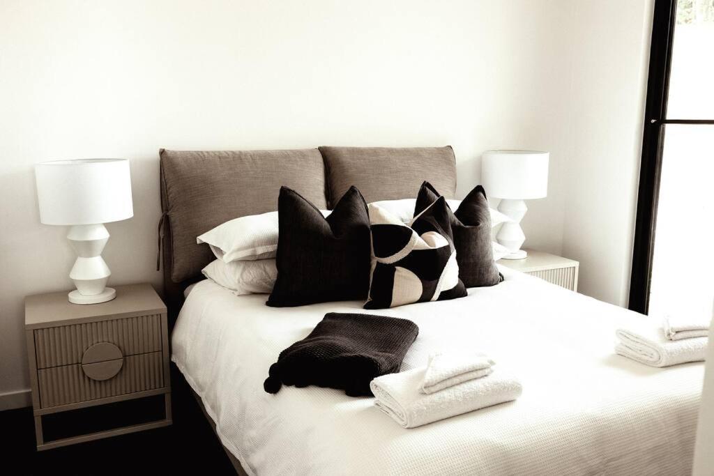 The Horned Cow - award winning luxe semi-rural house 10mins from Orange
