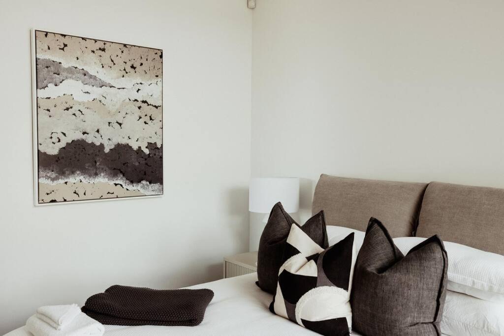 The Horned Cow - award winning luxe semi-rural house 10mins from Orange