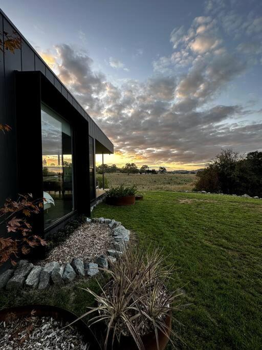 The Horned Cow - award winning luxe semi-rural house 10mins from Orange