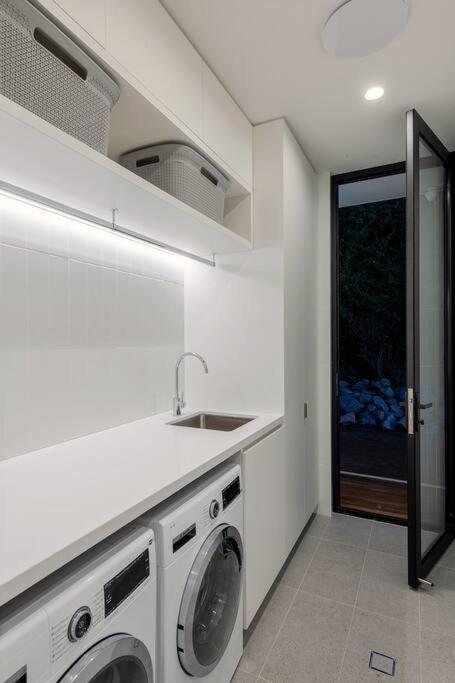 The Horned Cow - award winning luxe semi-rural house 10mins from Orange