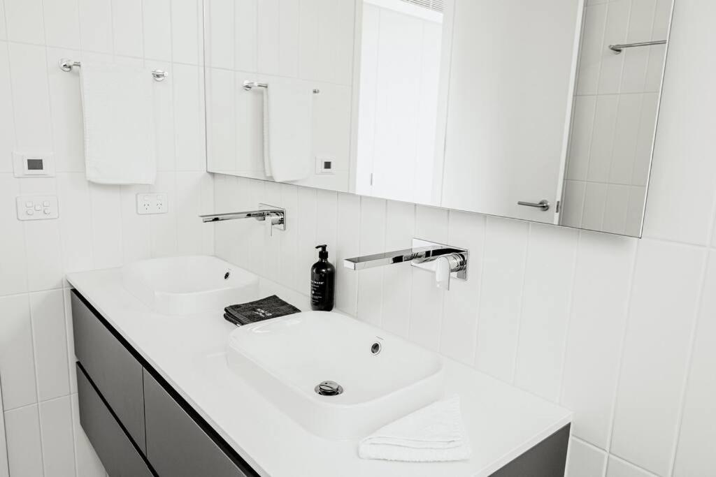 The Horned Cow - award winning luxe semi-rural house 10mins from Orange