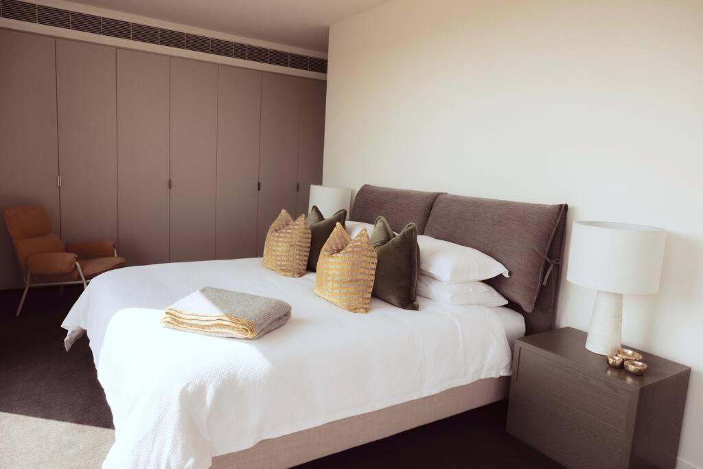 The Horned Cow - award winning luxe semi-rural house 10mins from Orange