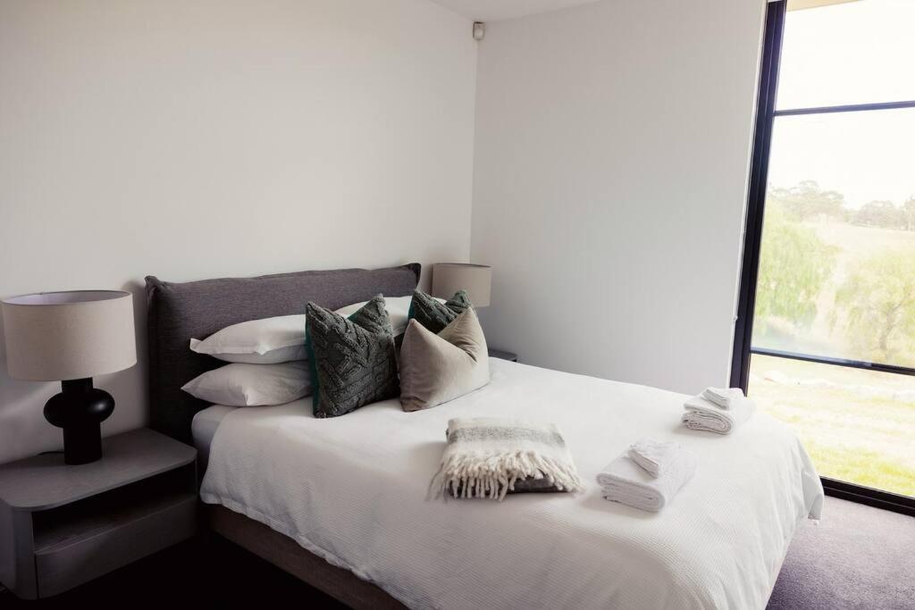 The Horned Cow - award winning luxe semi-rural house 10mins from Orange