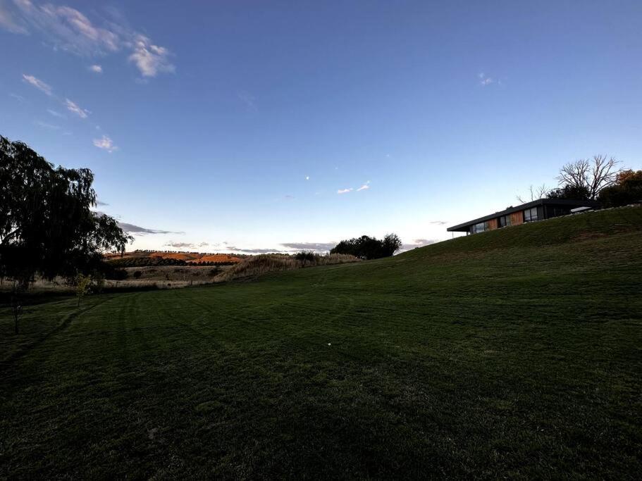 The Horned Cow - award winning luxe semi-rural house 10mins from Orange