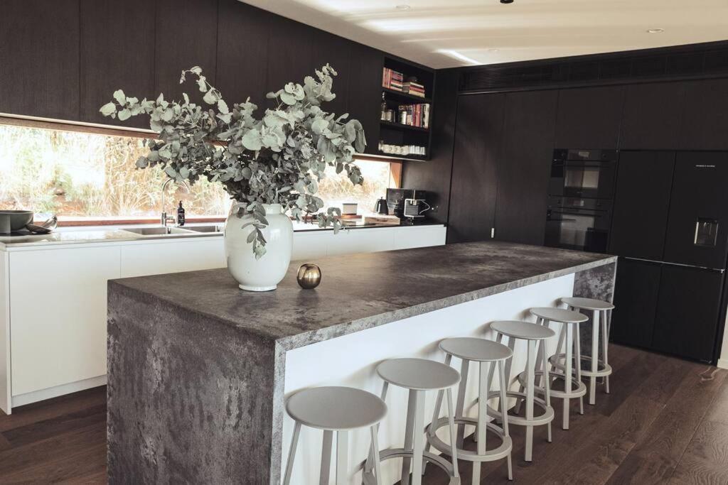 The Horned Cow - award winning luxe semi-rural house 10mins from Orange