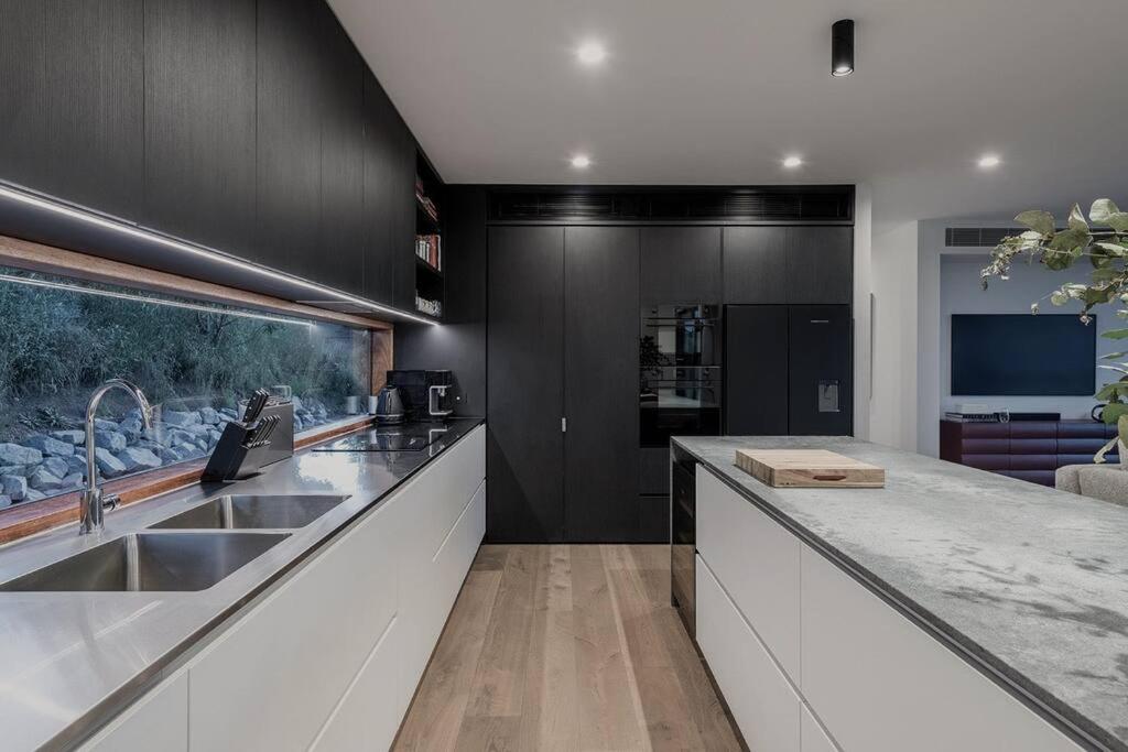 The Horned Cow - award winning luxe semi-rural house 10mins from Orange