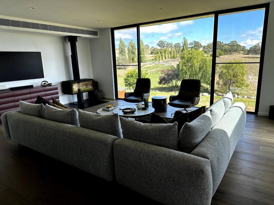 The Horned Cow - award winning luxe semi-rural house 10mins from Orange