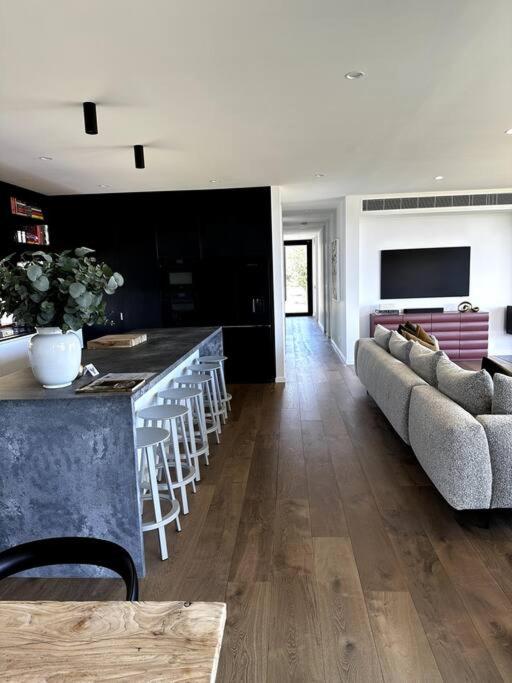 The Horned Cow - award winning luxe semi-rural house 10mins from Orange