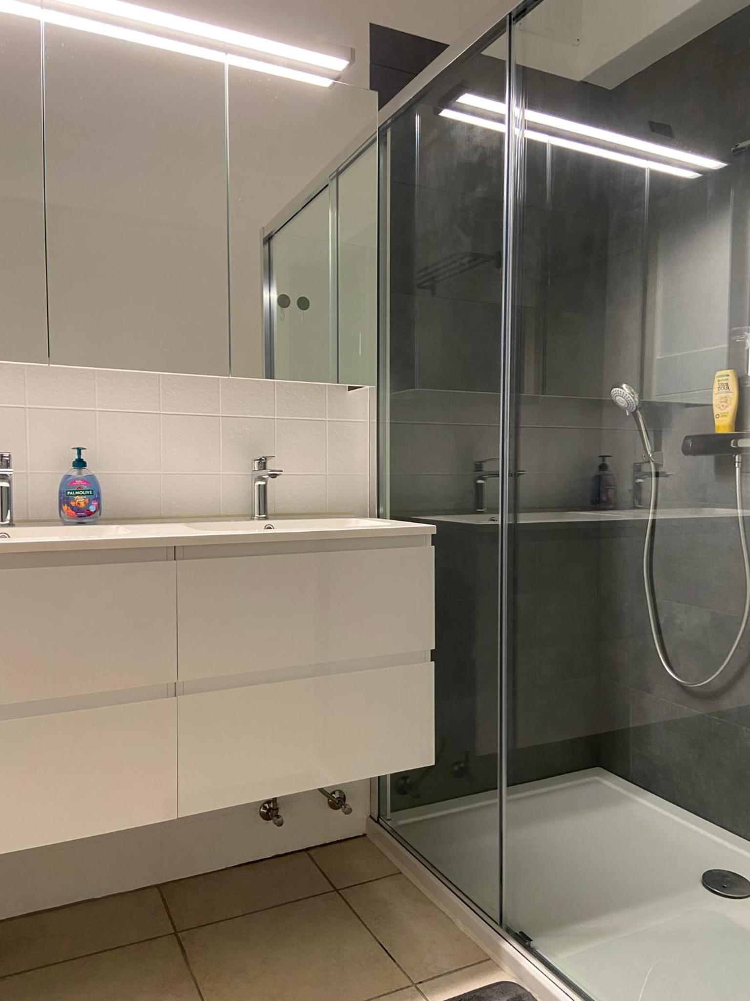 WeLoveOostende - Newly renovated large apartment 150m from the beach - Including bed sheets and final clea-ning